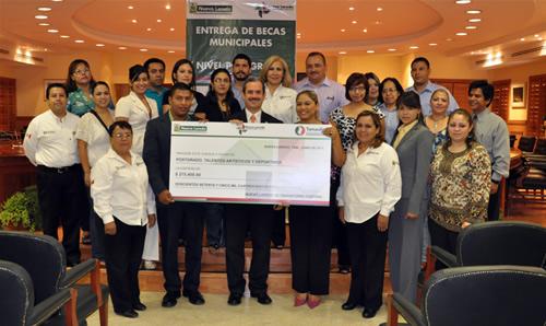 Estudiantes de Postgrado y talentos reciben becas municipales